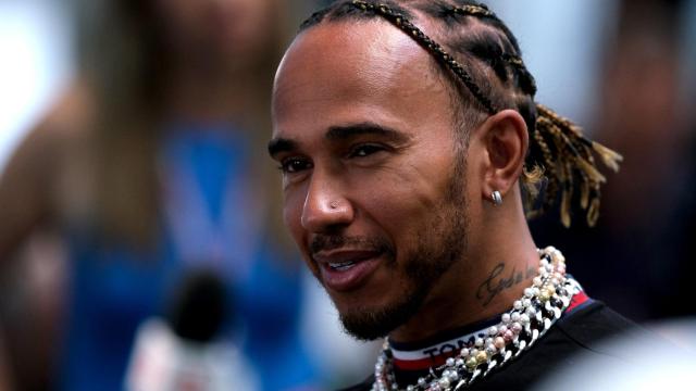 Lewis Hamilton, con sus joyas.