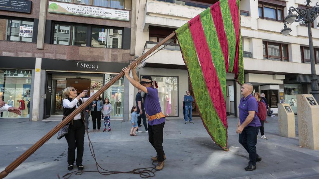 Homenaje de los Pendones de León a los gremios implicados en la pandemia