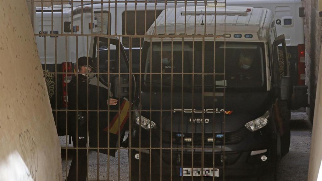 La Policía Nacional lleva a la sospechosa del crimen de la anciana de Elche a los juzgados de Alicante.