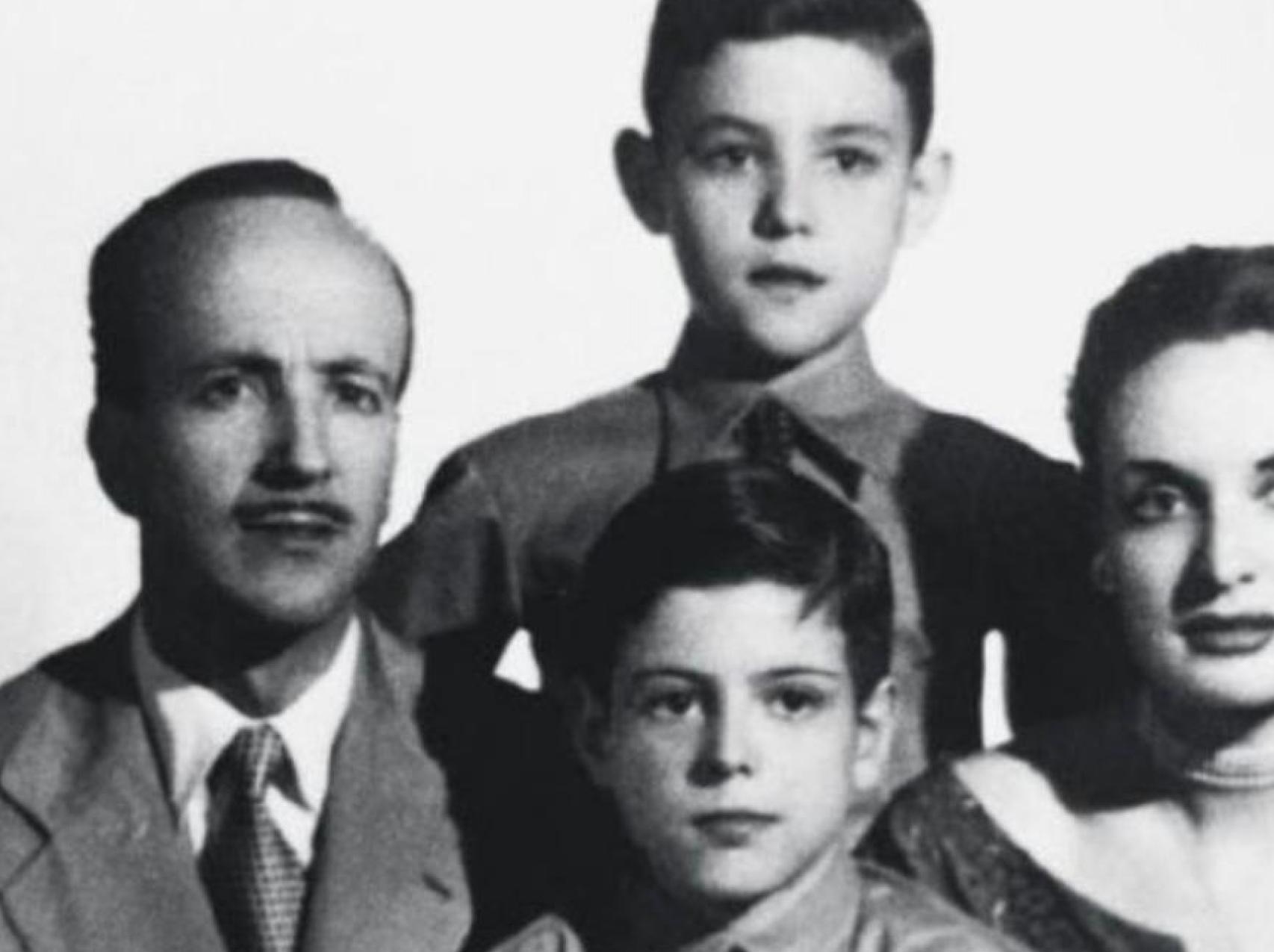 Julio, abajo, Carlos, arriba, con la familia.