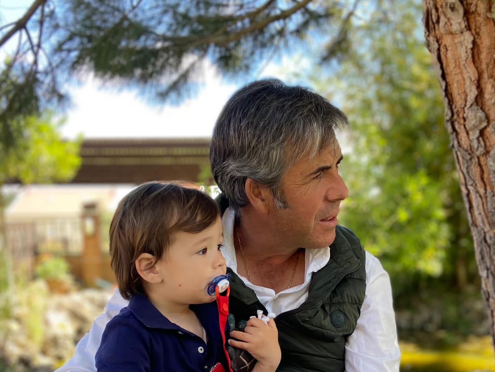 Emilio de Frutos posa con su hijo Cayetano