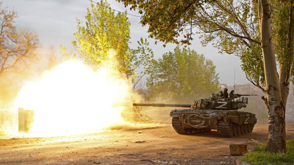 Un tanque rusos dispara cerca de la planta de acero de Azovstal, Mariúpol, este jueves.