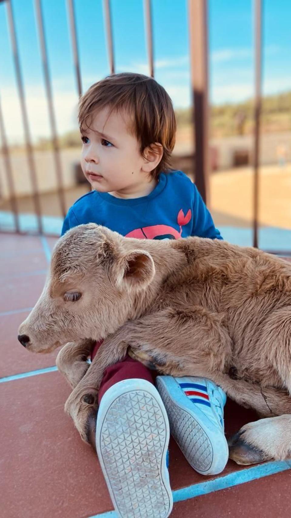 El hijo de Emilio de Frutos con su perro