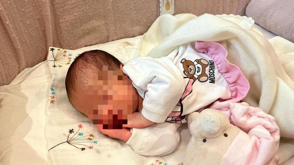 Georgina ha compartido una fotografía de la pequeña Bella Esmeralda vestida de Moschino.