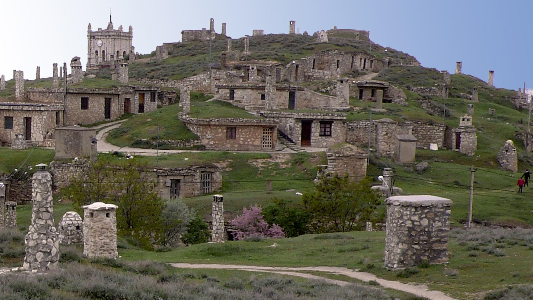 La alusión a misteriosas galerías subterráneas tal vez tenga que ver con las numerosas bodegas de la zona, como estas de Baltanás.