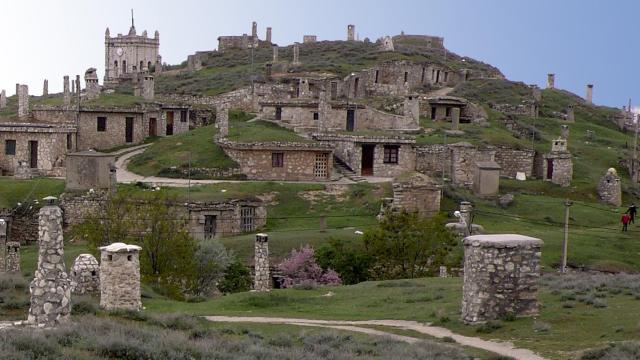 La alusión a misteriosas galerías subterráneas tal vez tenga que ver con las numerosas bodegas de la zona, como estas de Baltanás.