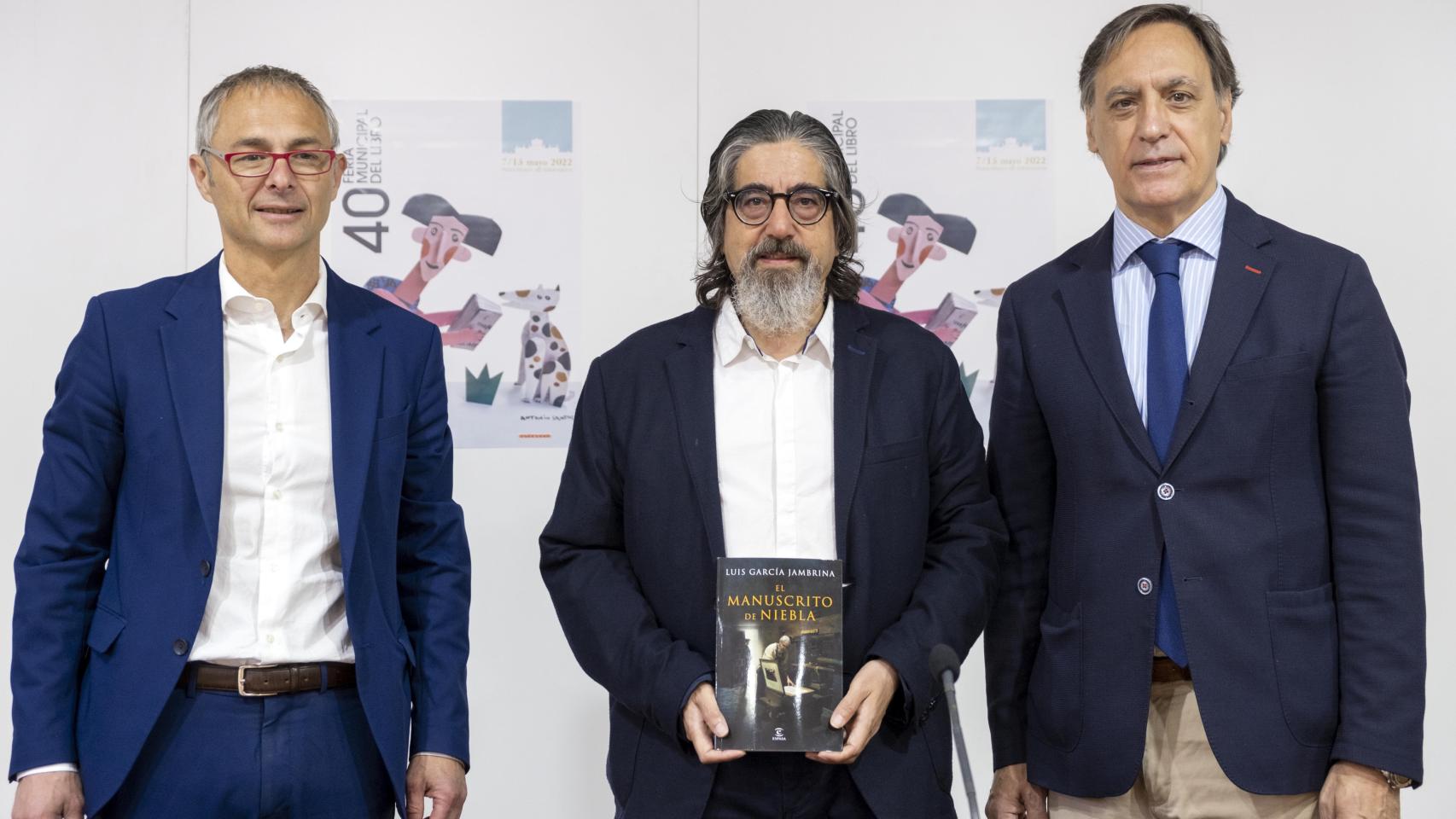 El alcalde de Salamanca, Carlos García Carbayo, y el rector de la Usal, Ricardo Rivero, participan en la apertura de la Feria Municipal del Libro y asiste a la presentación del libro ‘El manuscrito de niebla’ de Luis García Jambrina.