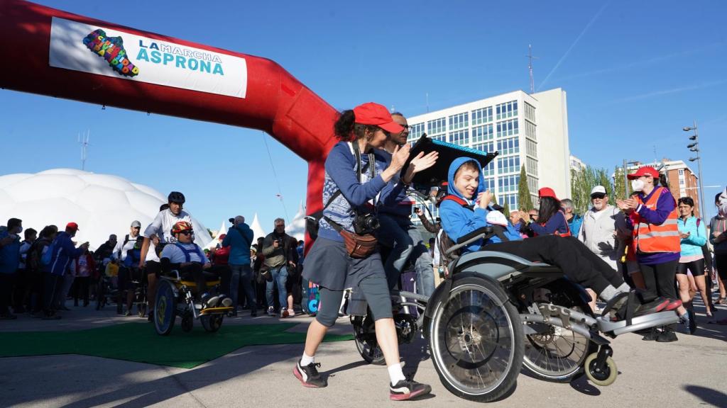 Participantes en la marcha Asprona toman la salida en Valladolid