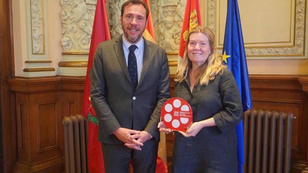 Óscar Puente junto a la nueva Embajadora Honoraria de la Spain Film Commission, Veronica Sullivan