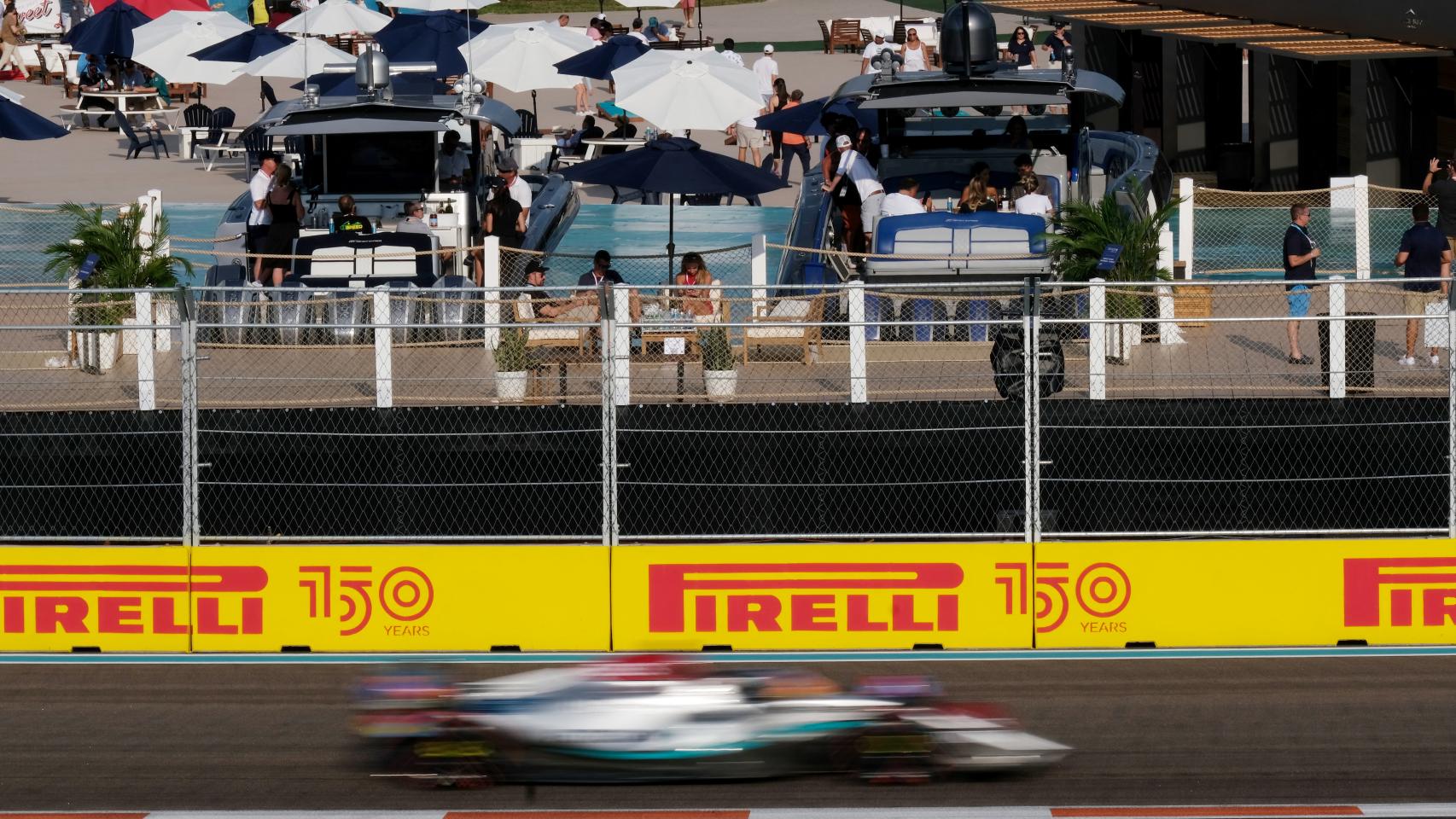 El Mercedes F1 rodando en el circuito de Miami