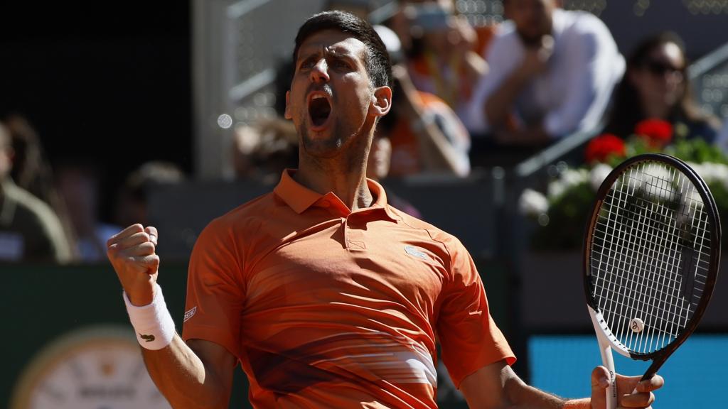 Novak Djokovic celebra su victoria en el primer set sobre Carlos Alcaraz