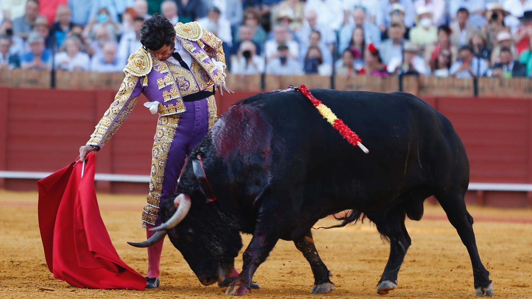 Morante de la Puebla pega un derechazo al cuarto toro en Sevilla.