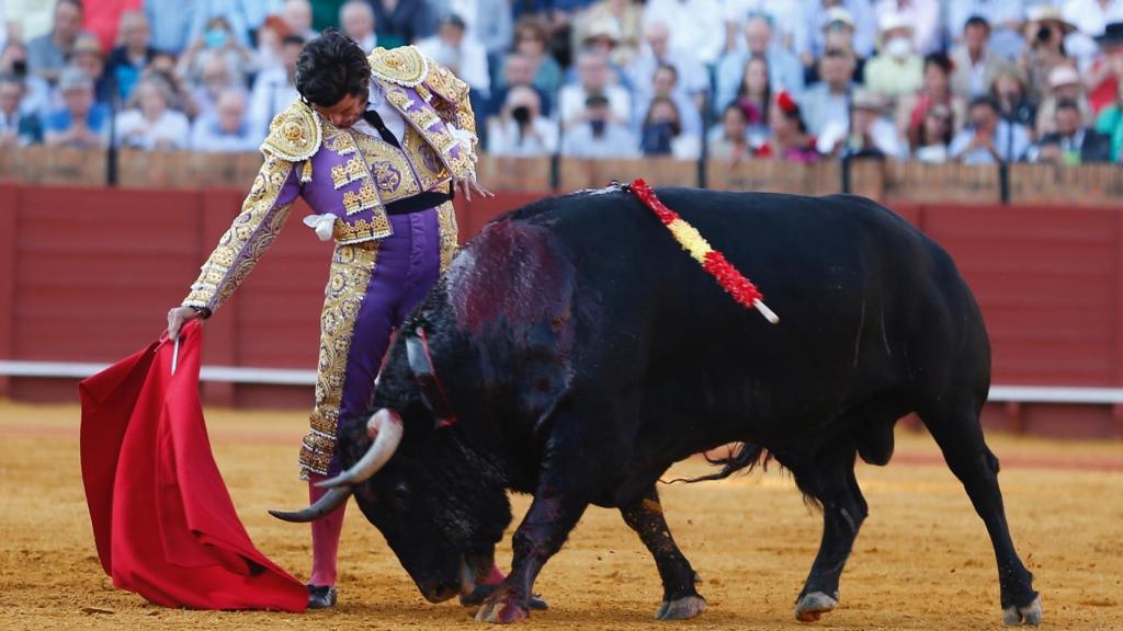 Morante de la Puebla pega un derechazo al cuarto toro en Sevilla.