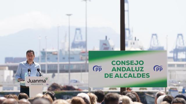 El presidente de la Junta, Juanma Moreno, en un acto público tras presidir el Consejo de Alcaldes del PP en Algeciras.