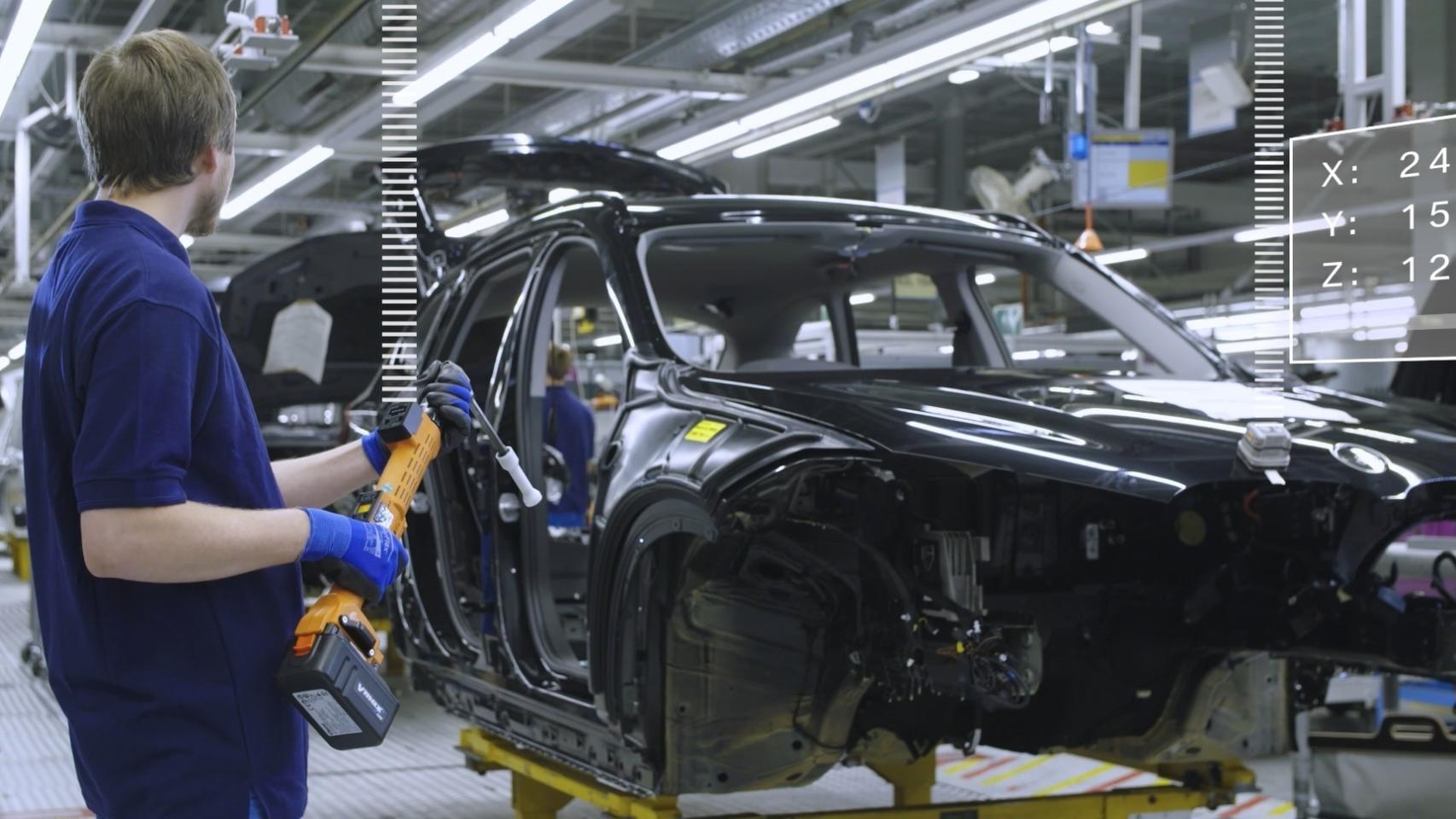Línea de producción en una fábrica de coches.