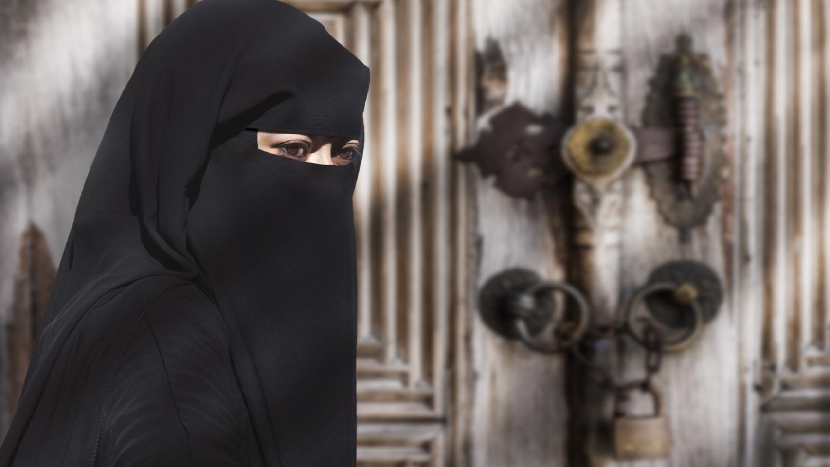 Prohibido entrar con burka en el Ayuntamiento de Burgos por "seguridad": una propuesta de Vox con el apoyo del PP