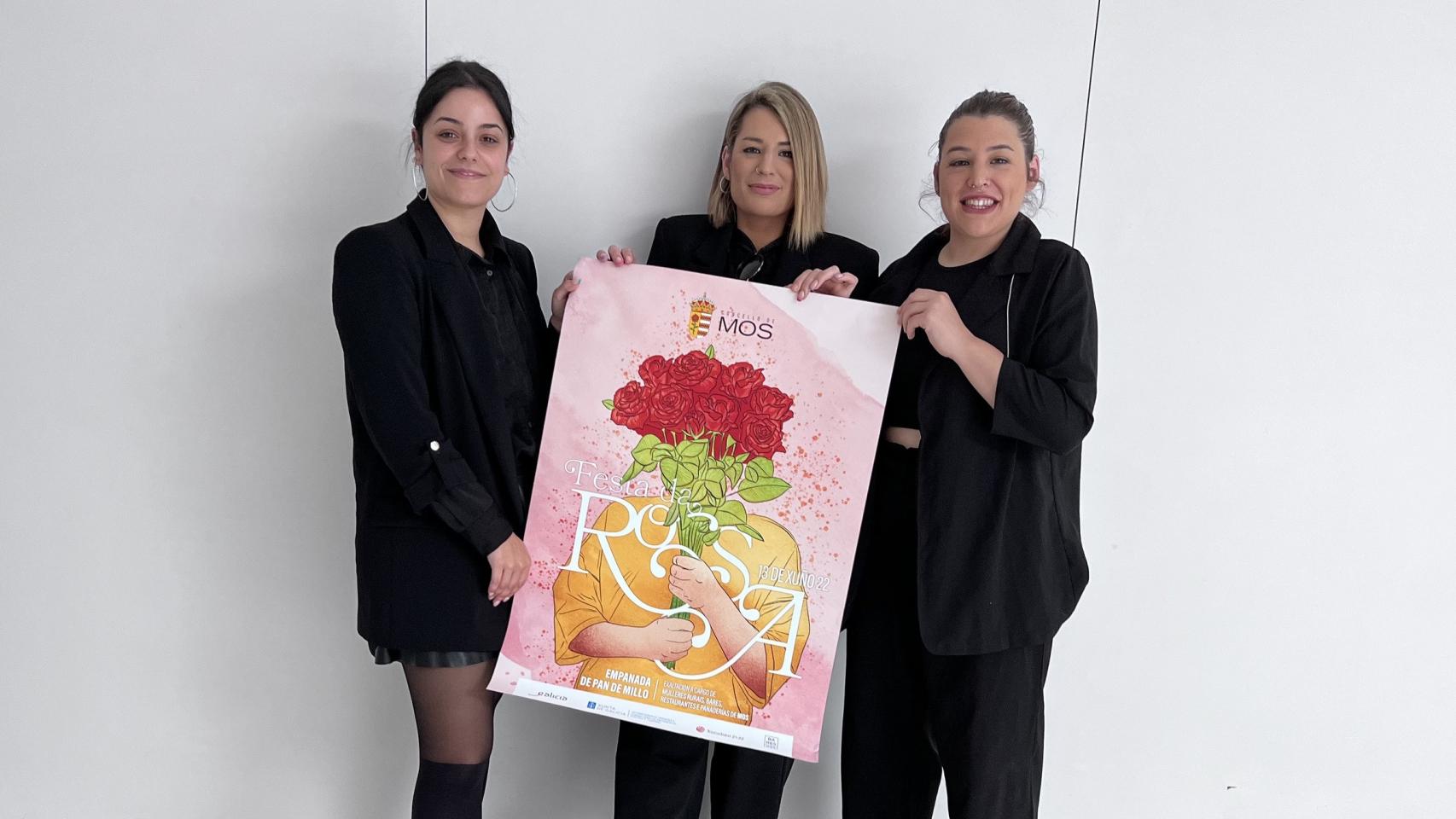 Tanxugueiras con el cartel de la Festa da Rosa de Mos.