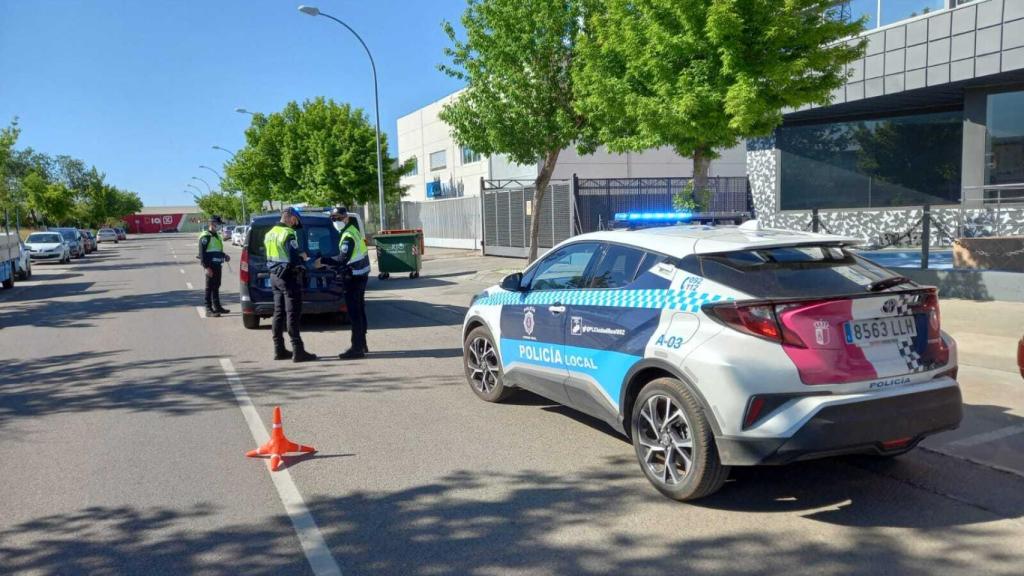 Un vehículo de la Policía Local de Ciudad Real durante un control de tráfico.