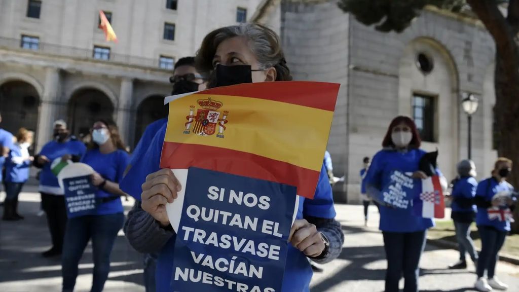 Una mujer con una pancarta en la manifestación de hace un año en Madrid.