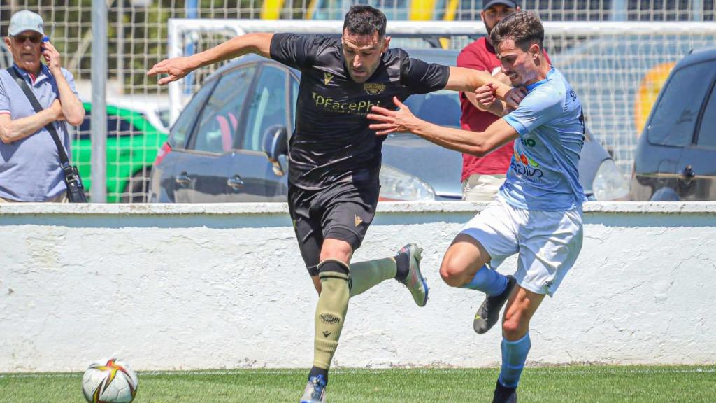 Benja y un jugador del Poli Ejido.