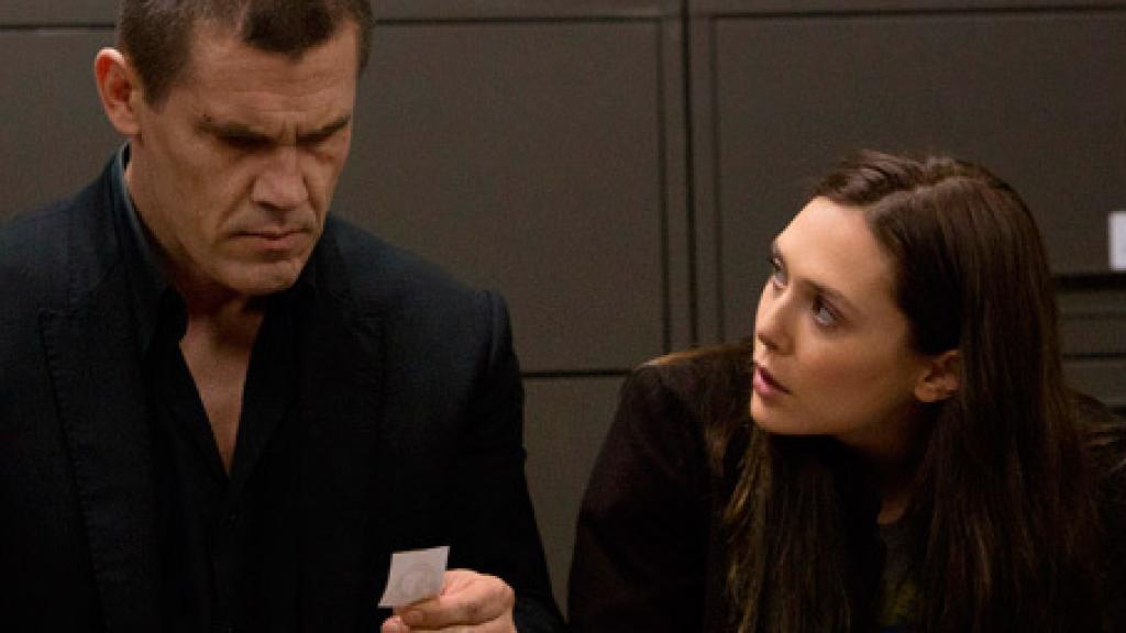 Josh Brolin (i) y Elizabeth Olsen (d) en una escena de 'Oldboy'