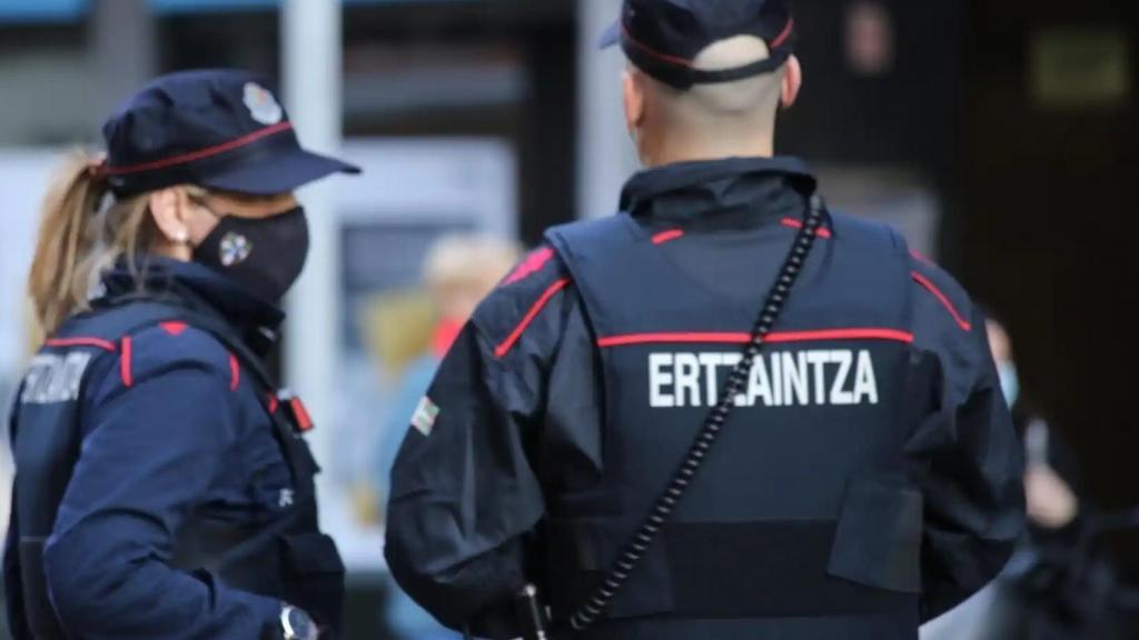 Dos agentes de la Ertzaintza en una imagen de archivo.
