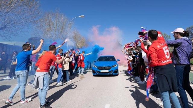 La afición recibió al equipo antes del partido.