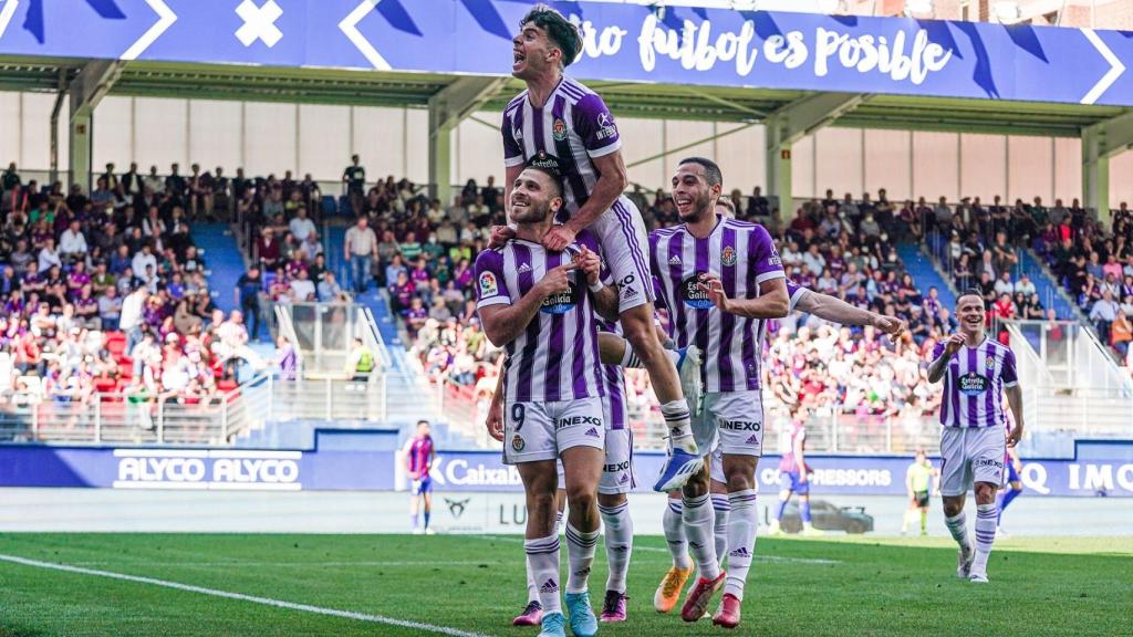 Weissman y Aguado celebran el segundo gol en Ipurúa