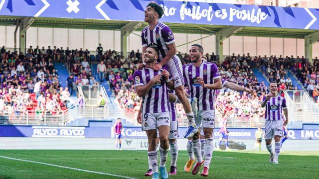Weissman y Aguado celebran el segundo gol en Ipurúa