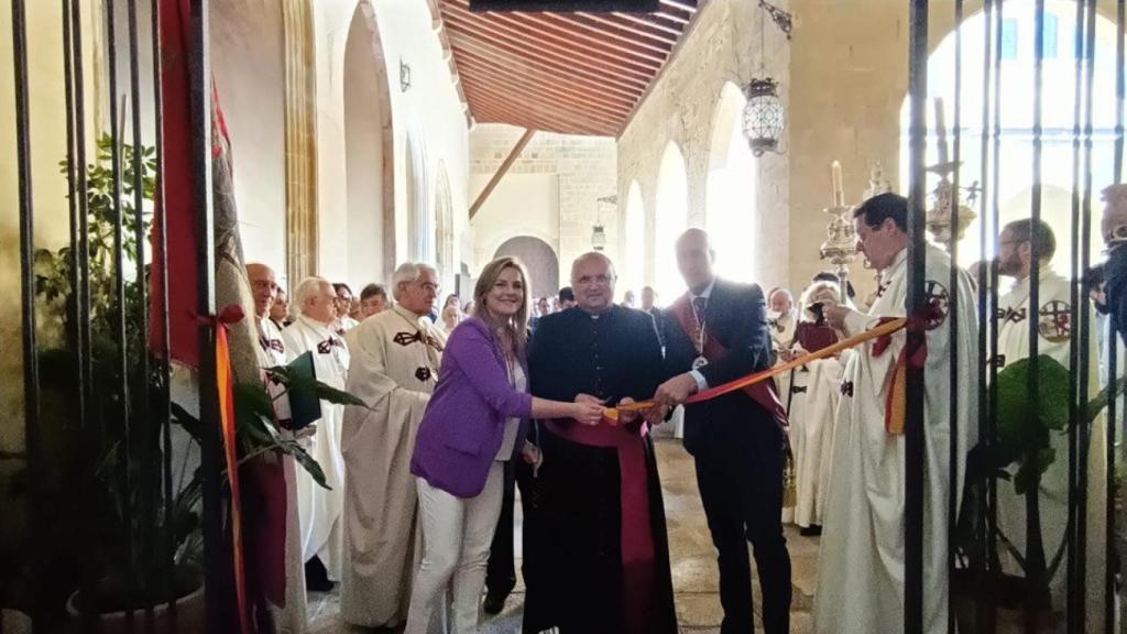 El alcalde de León, José Antonio Diez, junto a la alcaldesa de Baeza, María Dolores Marín Torres y los abades de San Isidoro y de la Cofradía del Pendón de Baeza de San Isidoro de León en los actos de hermanamiento de León con Baeza