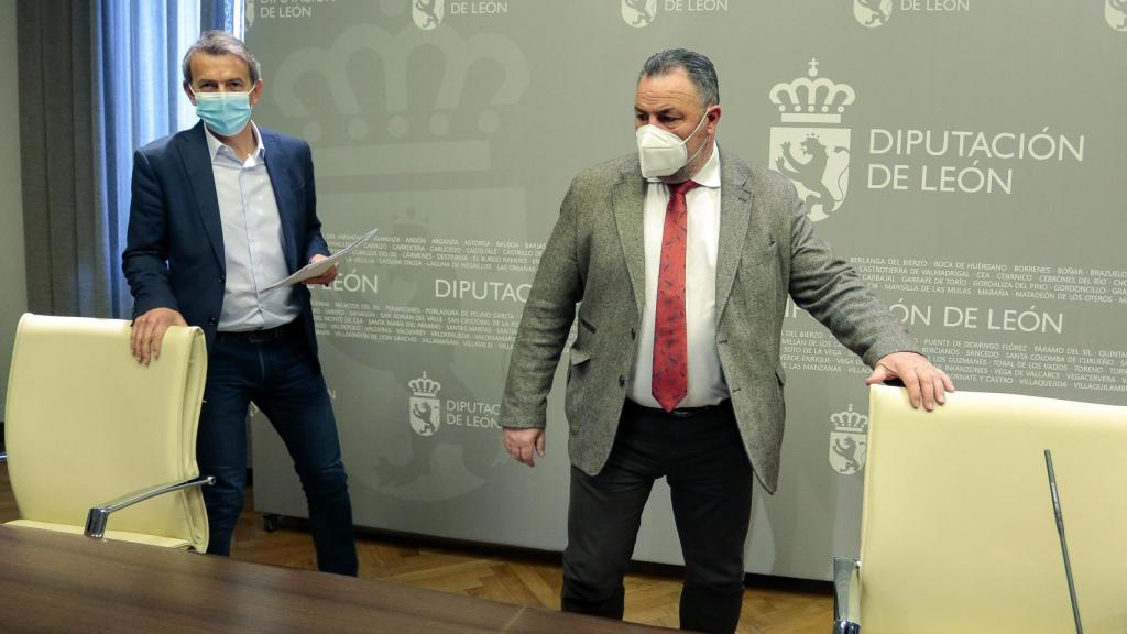 El presidente de la Diputación de León, Eduardo Morán. Junto a él, el diputado de Hacienda, Santiago Dorado