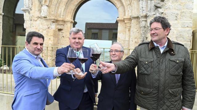 El presidente de la Denominación de Origen, Enrique Pascual (2I), junto a importantes bodegueros de la Ribera, en la sede de la Denominación de Origen