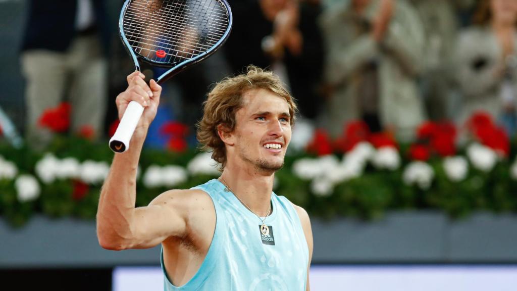 Alexander Zverev saludando a la afición de la Caja Mágica tras ganar a Tsitsipas