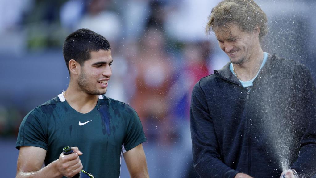 Carlos Alcaraz y Alexander Zverev descorchan el champán.