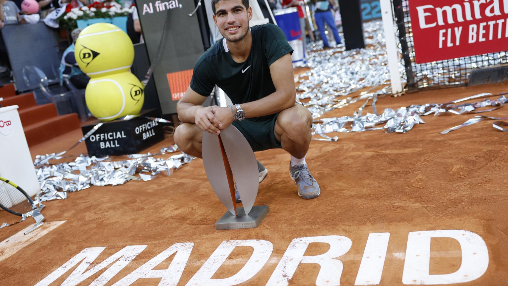 Carlos Alcaraz posa con su título.