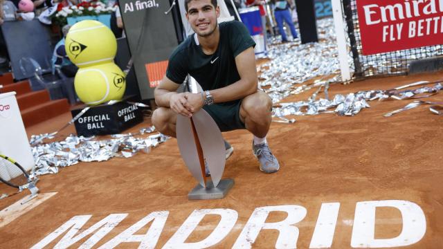 Carlos Alcaraz posa con su título.