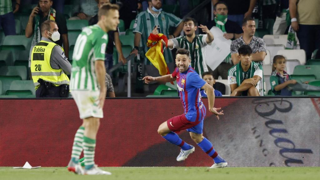 Jordi Alba celebra su gol al Betis en el descuento para la victoria del Barça