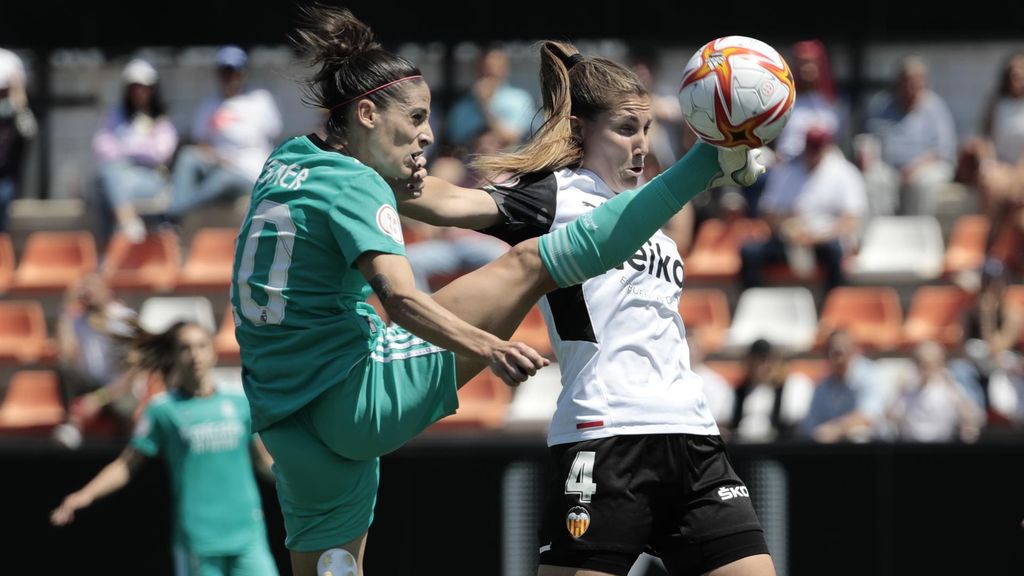 Esther González, en acción en el Valencia - Real Madrid Femenino de la Primera Iberdrola 2021/2022