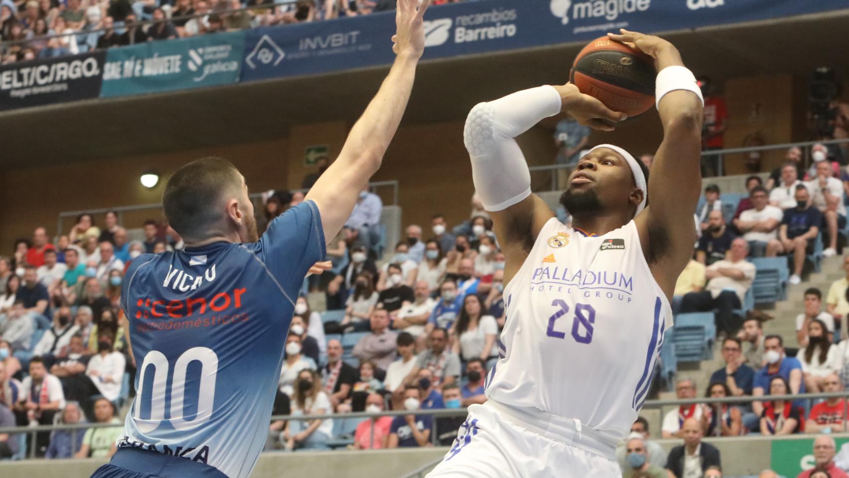 Yabusele, ante Edgar Vicedo.