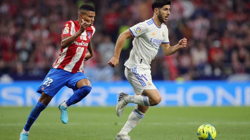 Reinildo persigue a Marco Asensio