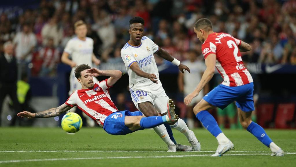 Sime Vrsaljko y José Giménez intentan bloquear a Vinicius
