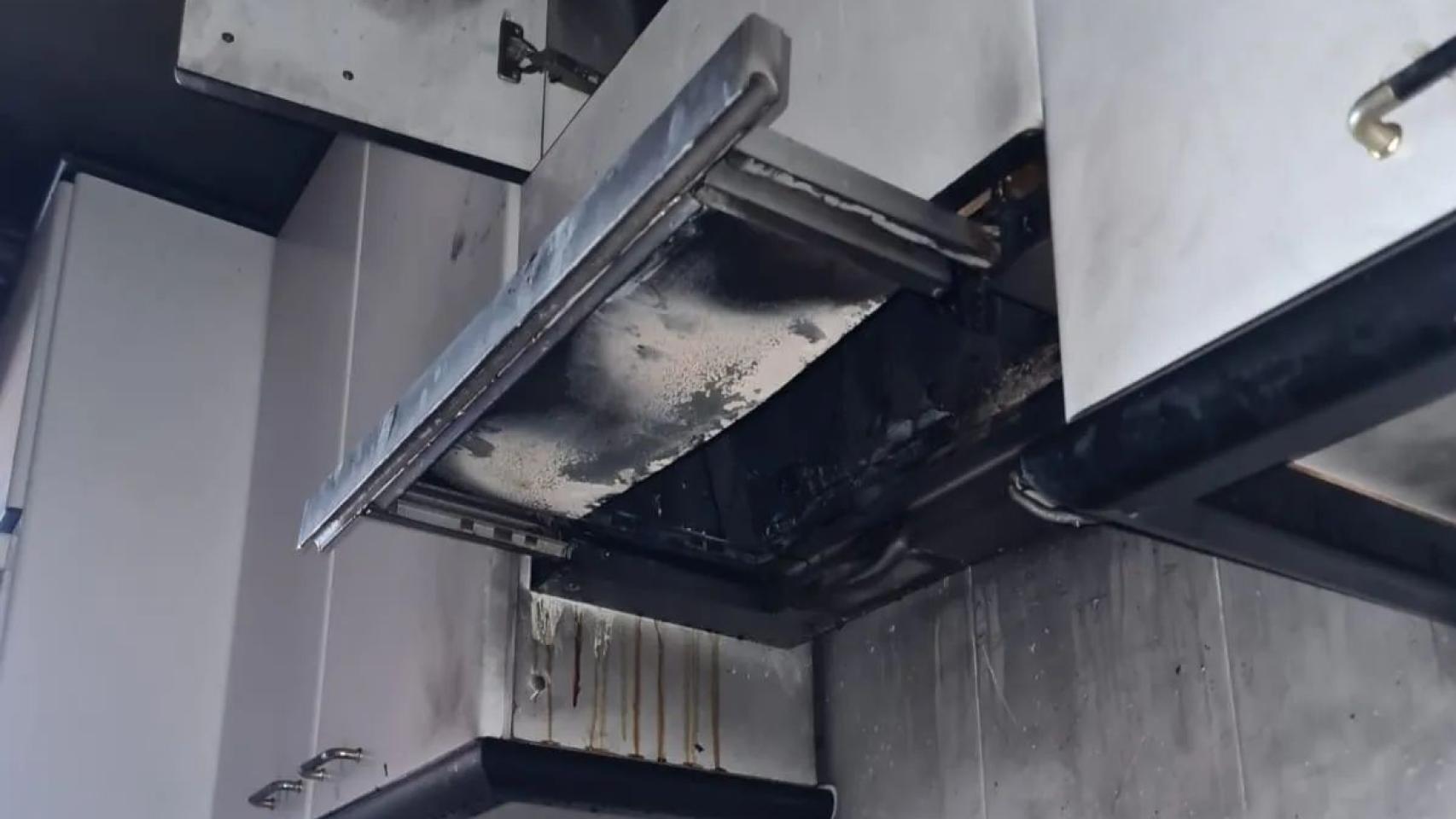 Una imagen de la campana extractora que ha resultado afectada por el fuego. Foto: Bomberos del Ayuntamiento de Toledo.