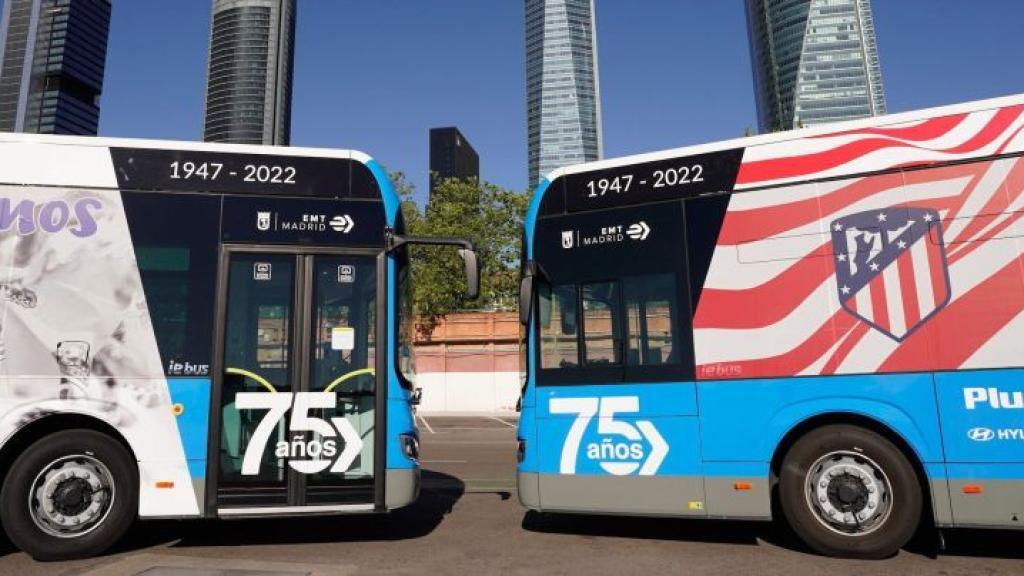Imagen de los autobuses eléctricos de la EMT en los que viajarán el Real Madrid y el Atlético.