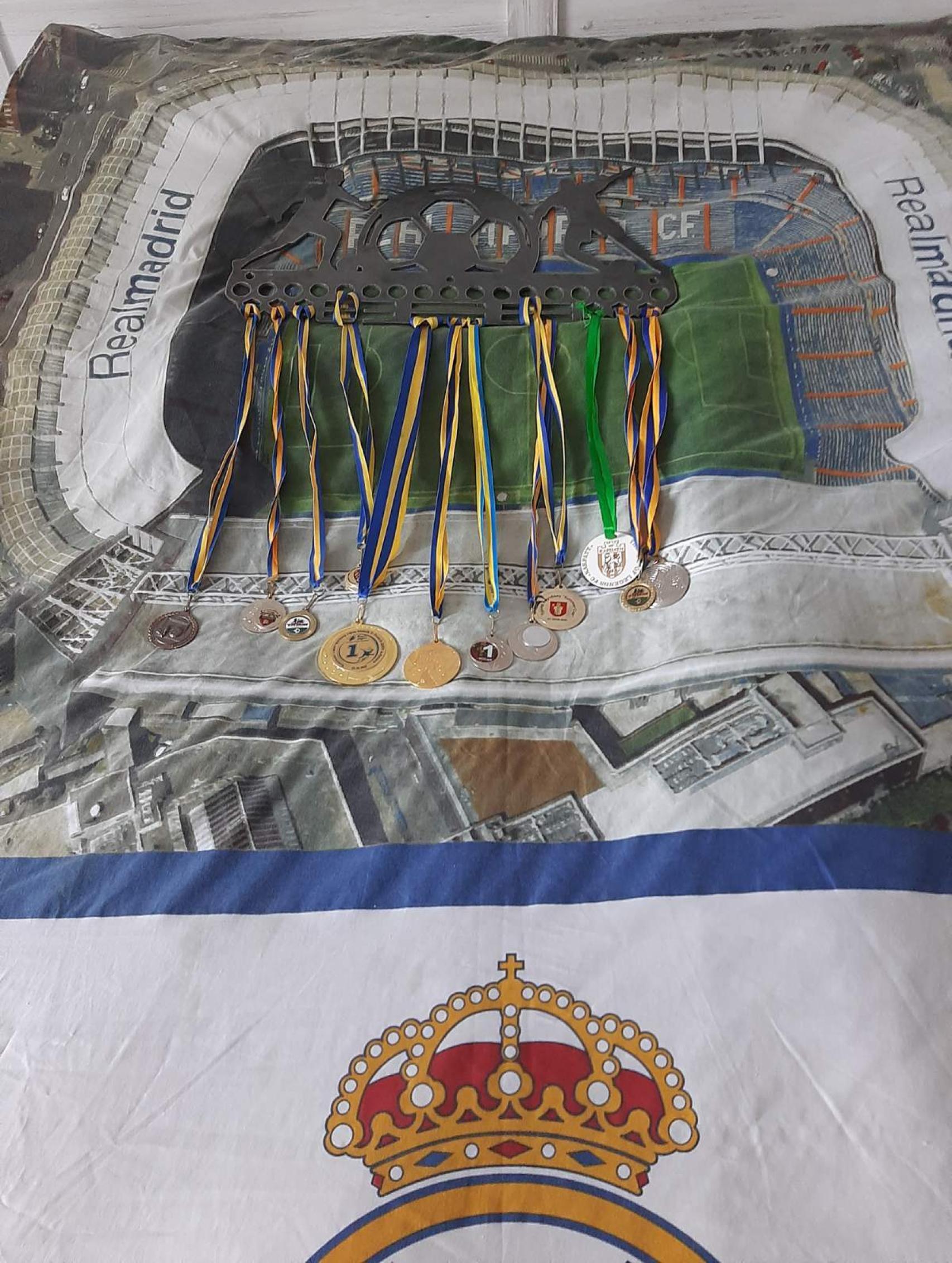 Los premios de Roman por jugar al fútbol en Ucrania y una colcha del Real Madrid.