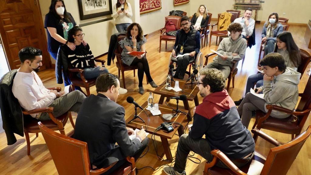 Los participantes hablan con el entrevistado