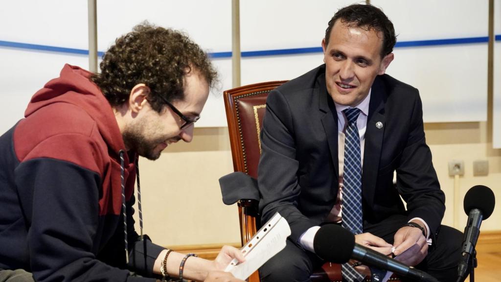 Uno de los participantes realiza la entrevista