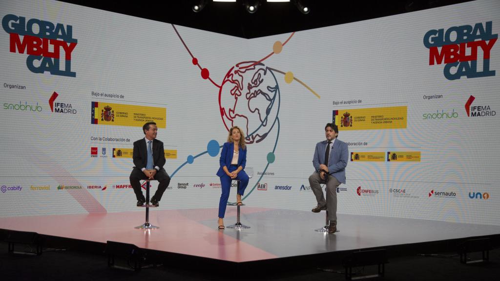 La ministra de Transportes, Movilidad y Agenda Urbana, Raquel Sánchez Jiménez, durante la presentación del Global Mobility Call en IFEMA junto a responsables de la organización.