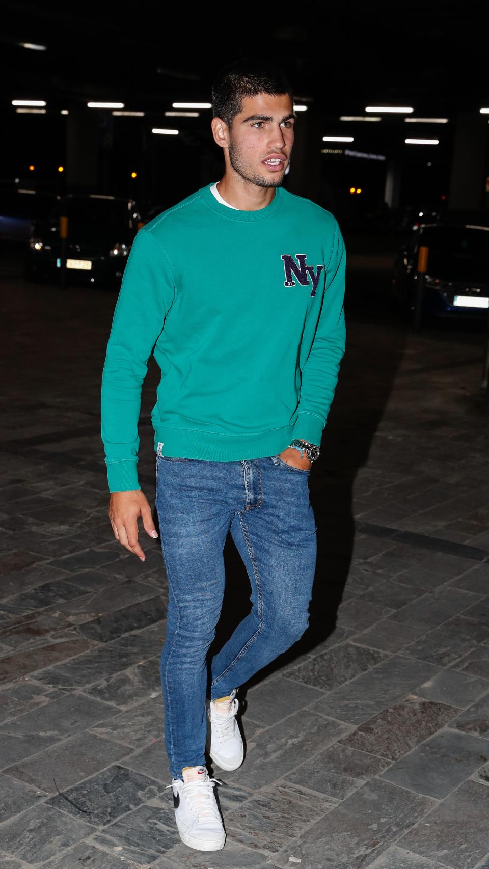 Carlos Alcaraz llega al restaurante, en Madrid.