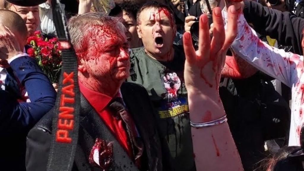 El embajador de Rusia en Polonia, Sergei Andreyev, manchado con pintura roja en Varsovia.