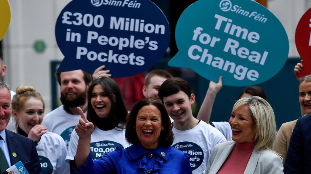 O'Neill junto a Mary Lou McDonald, durante un acto de campaña.